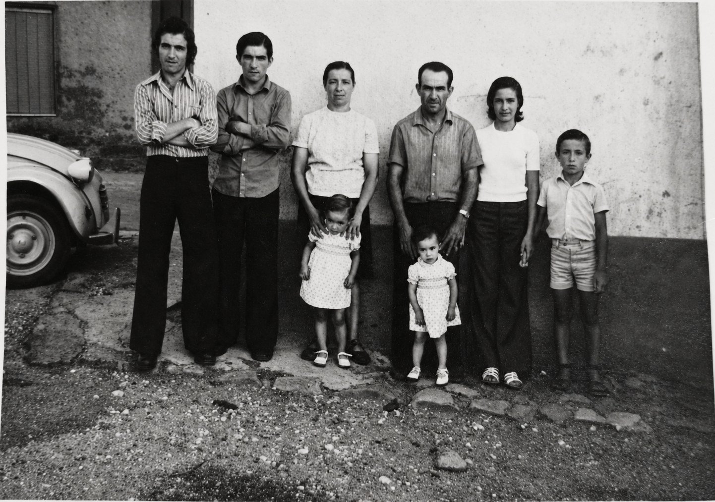 Edelmira junto a su familia, en la calle