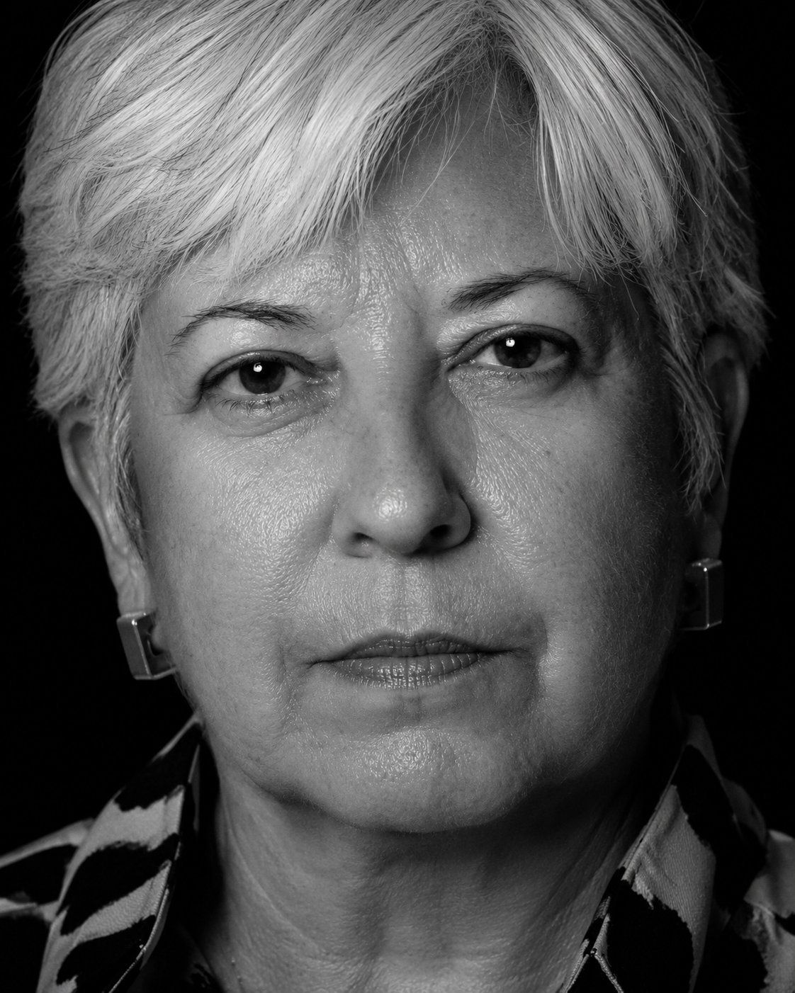 Retrato en blanco y negro de María del Mar, mirando de frente